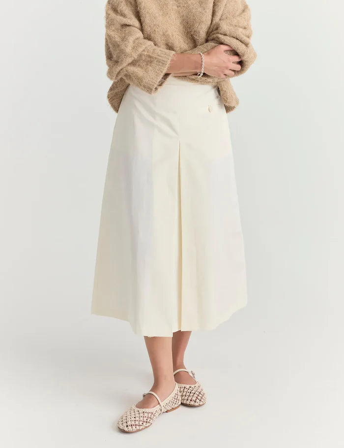 Amia Flat in Cream by La Tribe