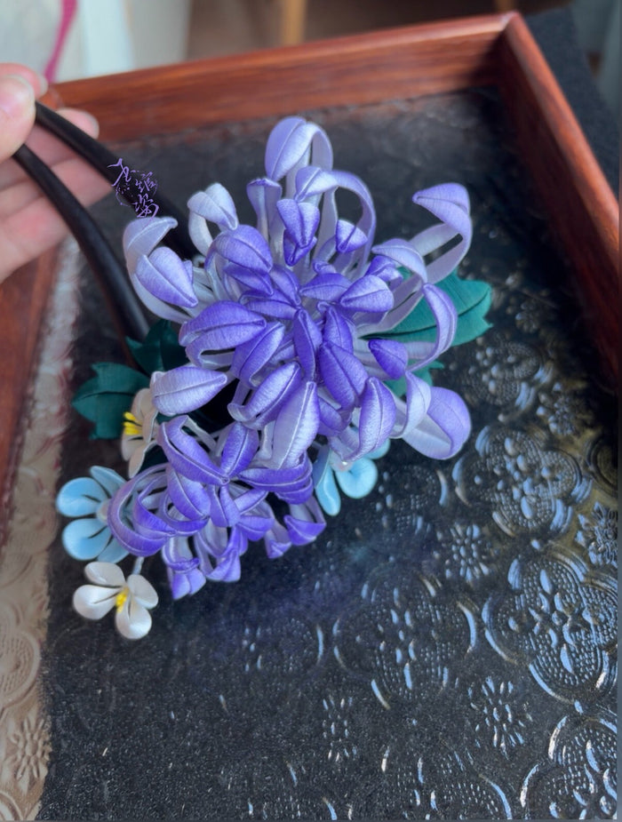 A handmade chanhua 3D purple chrysanthemum hairpin with blue and white flowers