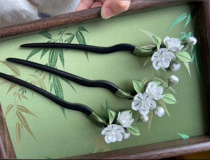 Handmade Chanhua jasmine hairpins with white flowers and green leaves on black pins