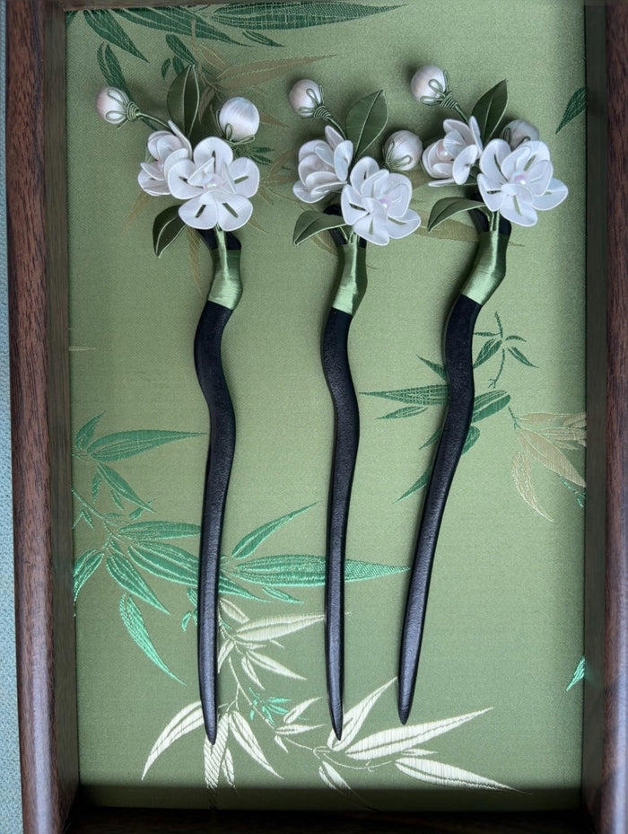 Handmade Chanhua jasmine hairpins with white flowers and green leaves on black pins-2