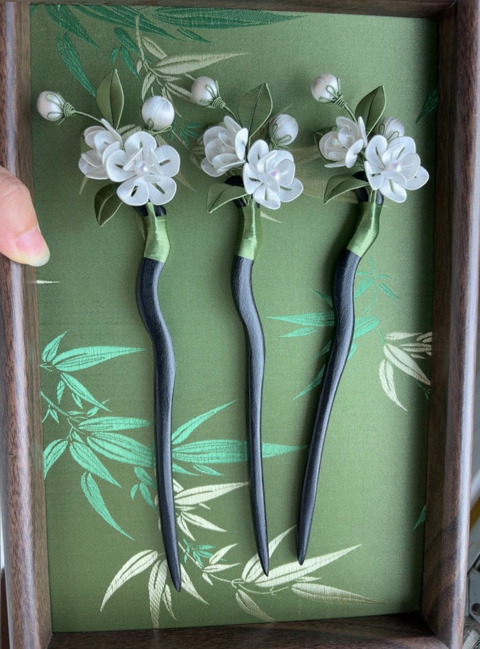 Handmade Chanhua jasmine hairpins with white flowers and green leaves on black pins-3