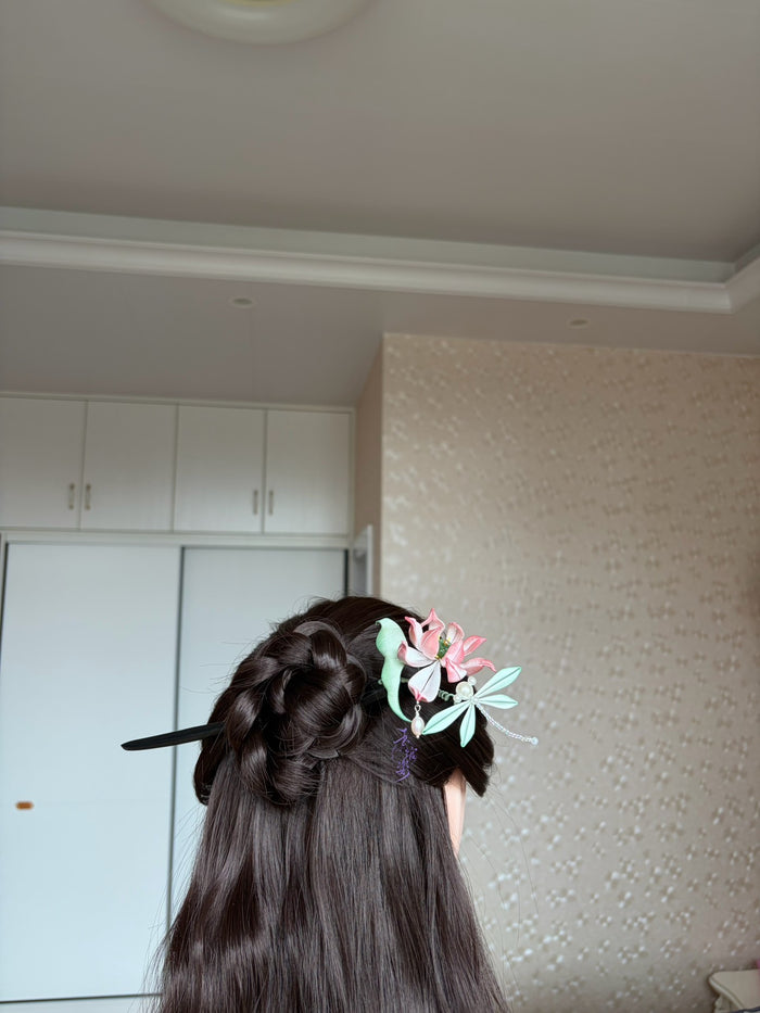 A handmade Chanhua lotus hairpin with pink petals, green leaves, a dragonfly, and pearls-2