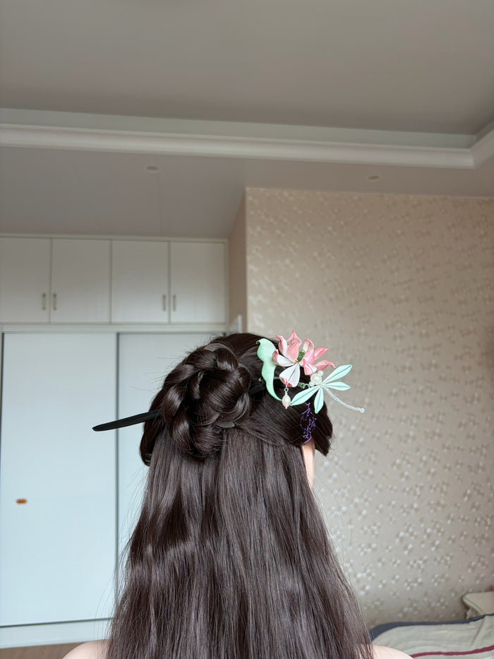 A handmade Chanhua lotus hairpin with pink petals, green leaves, a dragonfly, and pearls-3
