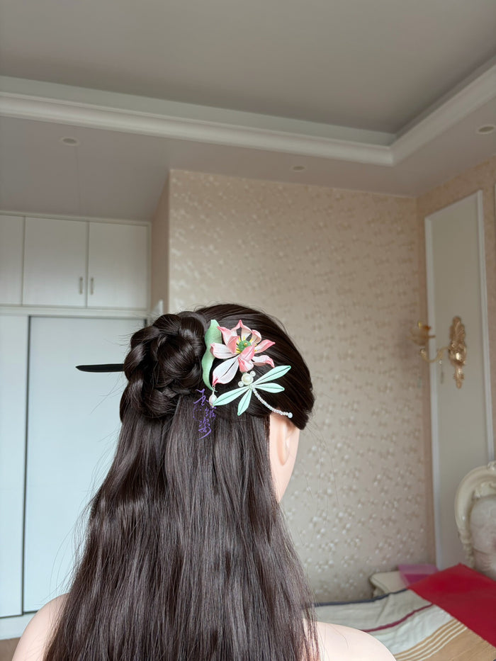 A handmade Chanhua lotus hairpin with pink petals, green leaves, a dragonfly, and pearls-4