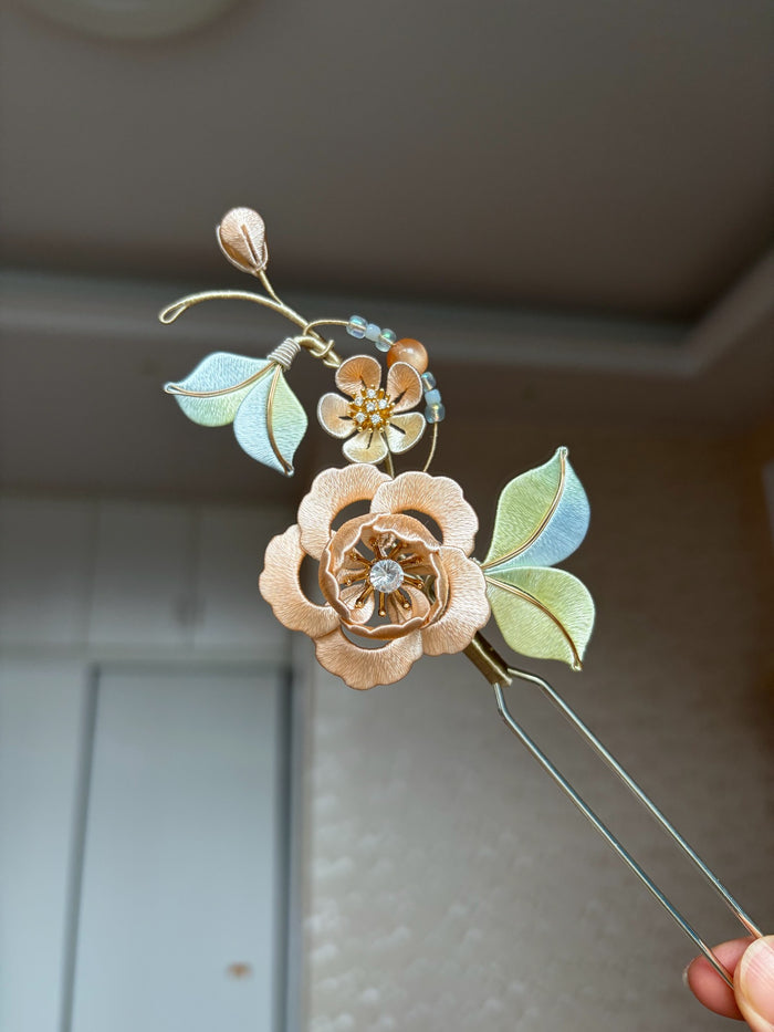 A handmade Chanhua peony hairpin with green petals and leaves-2