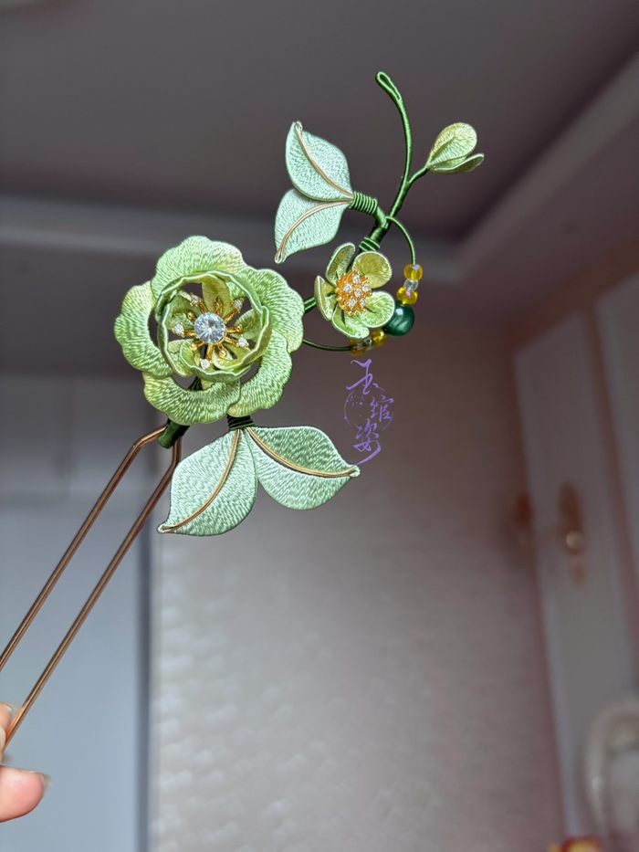 A handmade Chanhua peony hairpin with green petals and leaves-4